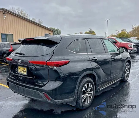 2021 Toyota Highlander Xle z USA, uszkodzony, nr VIN 5TDGZRBH7MS524714